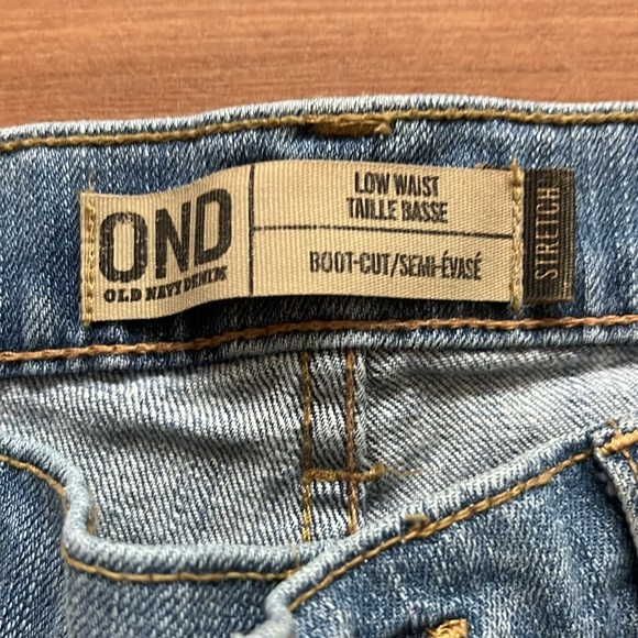 Woman’s Old Navy Jeans light Wash Low Rise Stretch Size 2 - Picture 3 of 8
